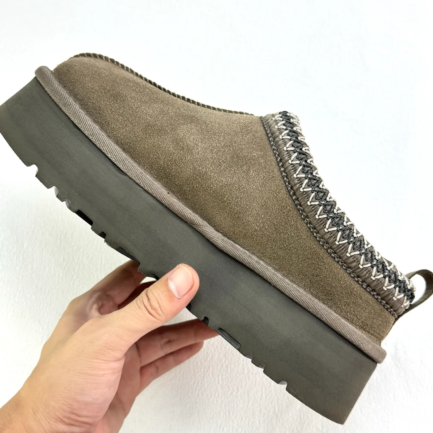 💰400 UGG Tats series thickened model Mule style toe-cap 5CM half slippers Ethnic style autumn and winter snow boots High-quality sheepskin and wool Integrated with high quality Warmth and heat sealing Made of TPU molded suede upper material Embedded with artificial curly wool plush lining and 10mm UGGPURE™ implanted wool lining and removable UGGPURE™ implanted wool insole Lightweight non-slip and comfortable rubber outsole with brand LOGO With complete packaging Official item number: 11225532722 Size: 35 36 37 38 39 40